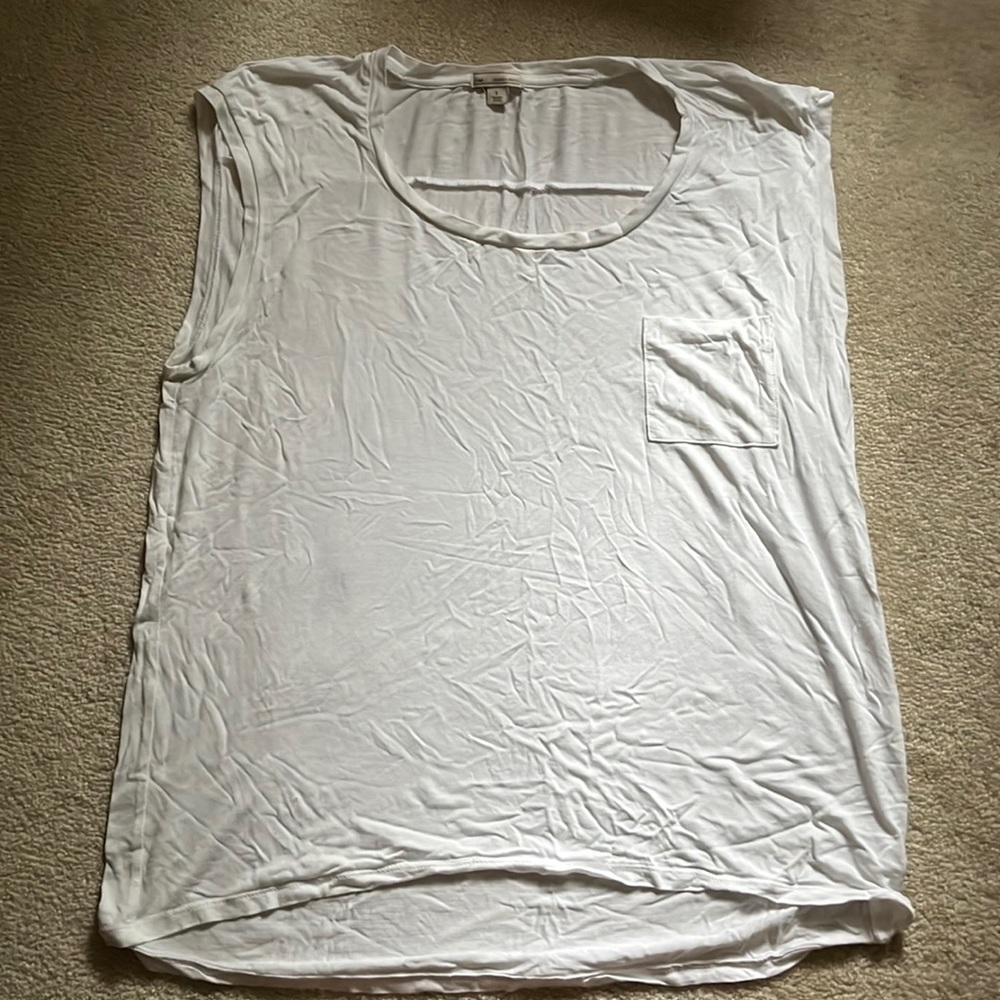 Gap L white muscle tee w elliptical hem and chest pkt